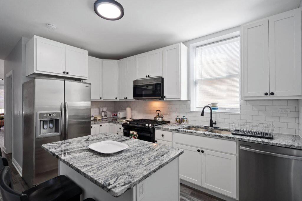 Newly Rehabbed Greystone With 2 Private Apartments, Backyard, Garage, Laundry, Close To Expressway Chicago Esterno foto